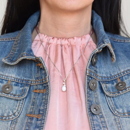 Stříbrný přívěsek s bílým opálem Kalyan