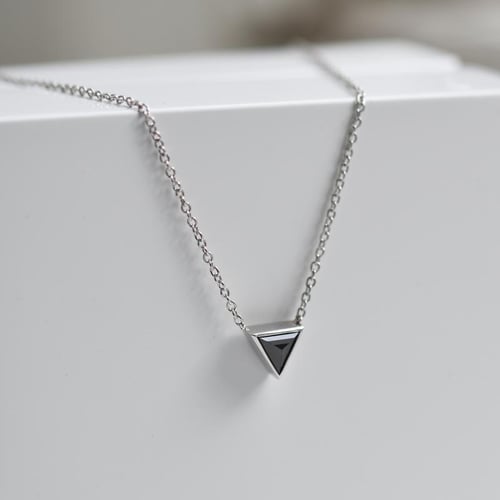 Zlatý náhrdelník s černým triangle diamantem Baya