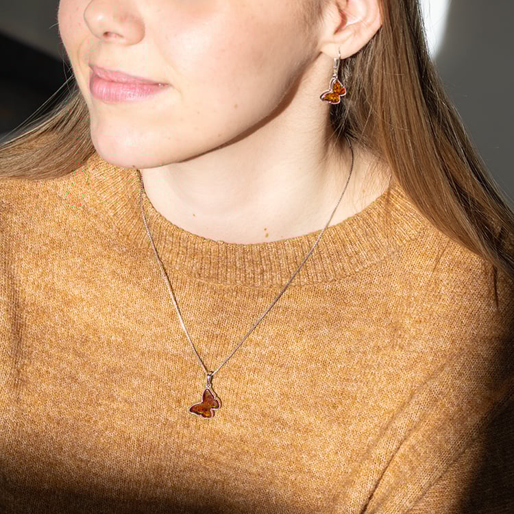 Stříbrný jantarový přívěsek ve tvaru motýlka Lepti 150920