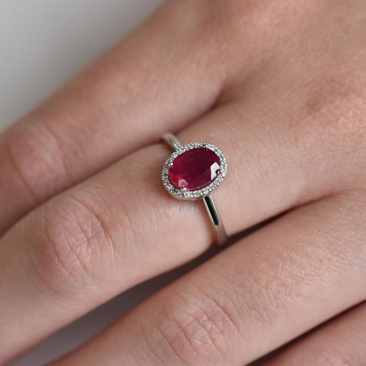 Prsten s rubínem a diamanty 13668