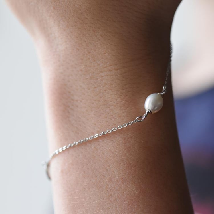 Náramek s bílou perlou 15333