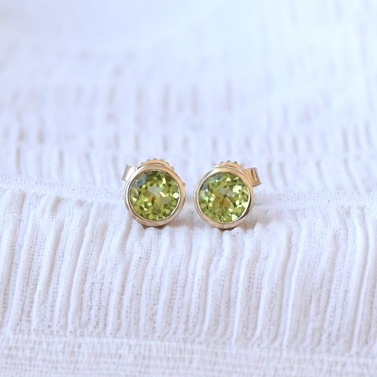 Stříbrné bezel náušnice s olivíny Wetty 102725