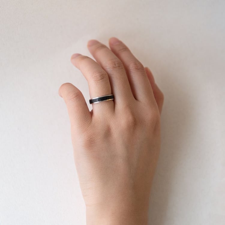 Plochý snubní prsten z karbonu a stříbra Robin 165604