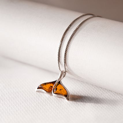  Jantarový velrybí ocas ve stříbrném přívěsku Fin