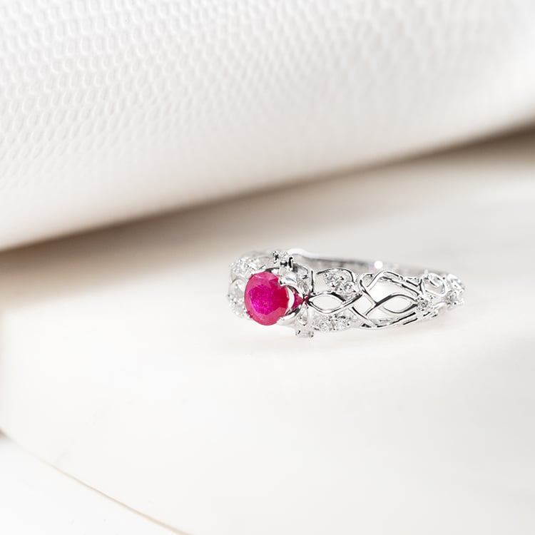 Vintage zásnubní prsten s rubínem a diamanty Chantal 133174