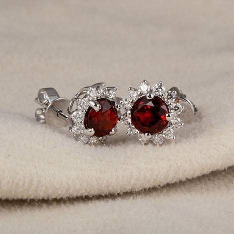  Zlaté diamantové náušnice s granáty 2103