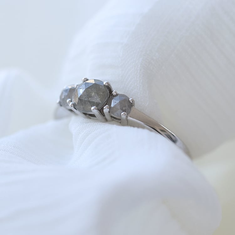 Zlatý zásnubní prsten se salt and pepper diamanty 61262