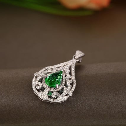 Smaragdový přívěsek vykládaný diamanty Alysia