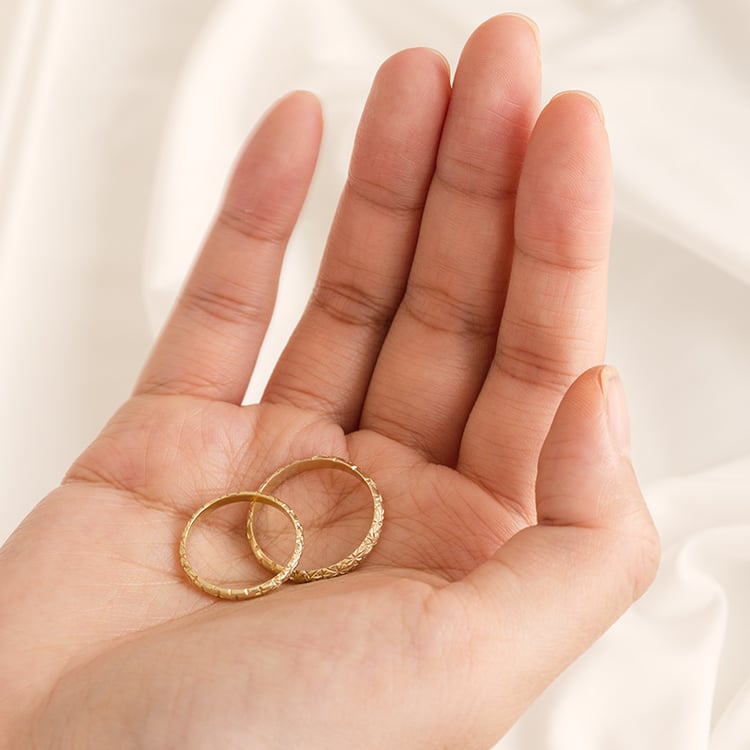 Snubní prsteny s ruční rytinou hvězd Alix 121577