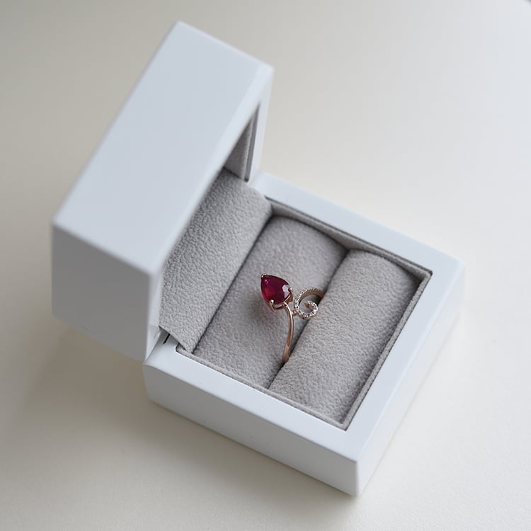 Prsten s pear rubínem 64383