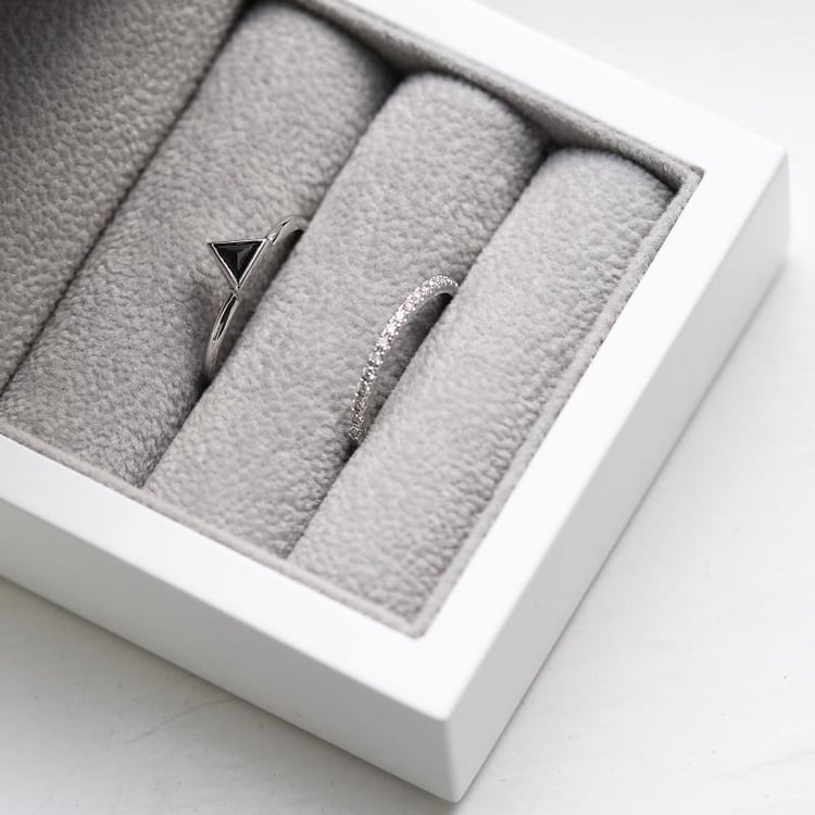 Zásnubní set prstenů ze zlata s černým trojúhelníkovým diamantem 51546