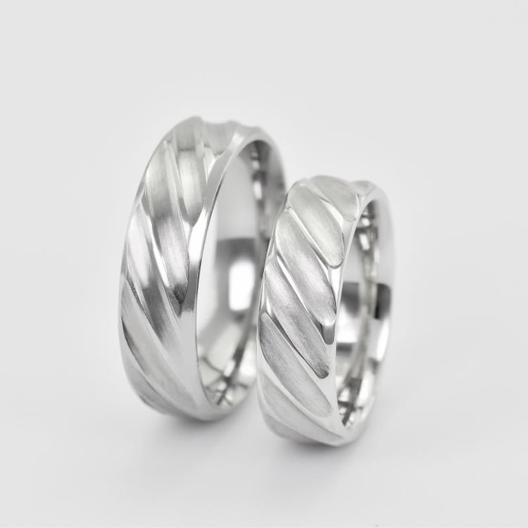 Zlaté prsteny s reliéfem 29342