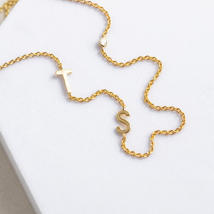 Náhrdelník se 2 písmenky podle vaší volby a diamantem Lupe 145514