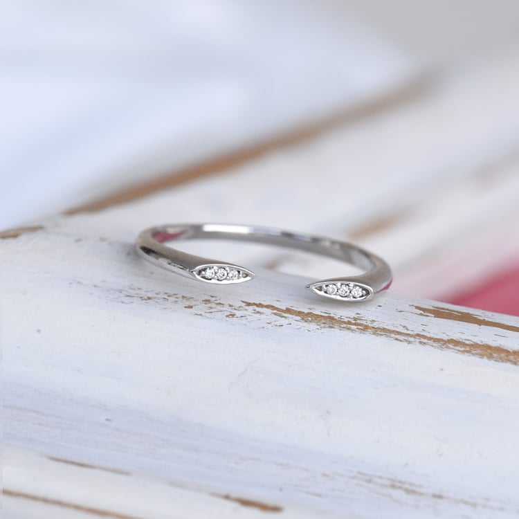 Netradiční diamantový prsten z bílého zlata zlata 84781