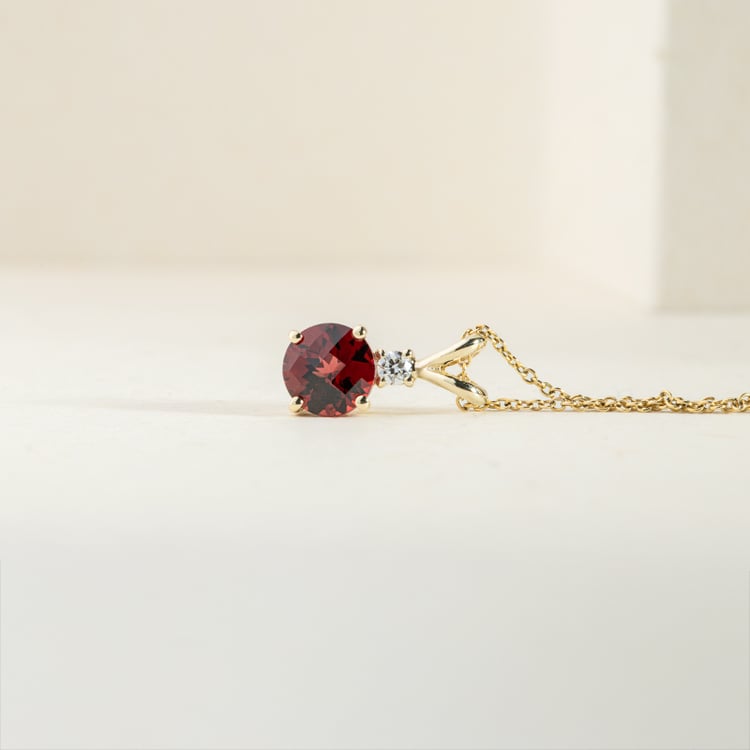 Okrouhlý granát ve zlatém přívěsku s diamantem Emolyna 147325