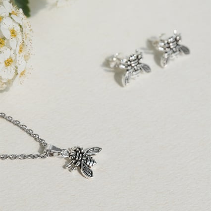 Jemný stříbrný přívěsek se včelou Bee