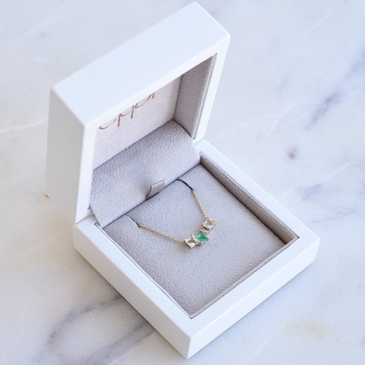 Náhrdelník se smaragdem a diamanty 87044