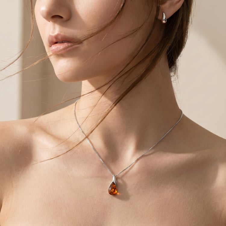 Stříbrný přívěsek s jantarem Mara 166821