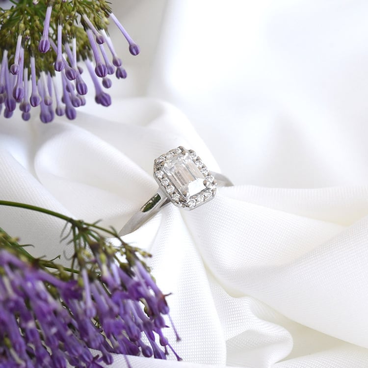 Zásnubní prsten s emerald moissanitem z platiny 82427