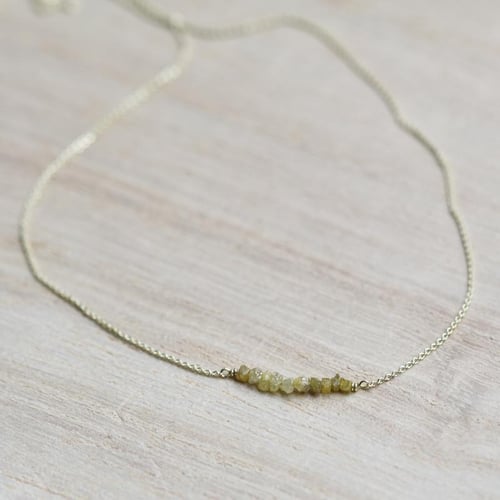 Zlatý choker se žlutými nebroušenými diamanty Inaku