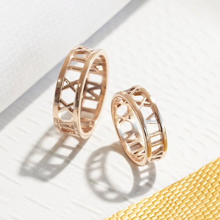 Zlaté snubní prsteny s volbou písmen po obvodu Jomami 111770