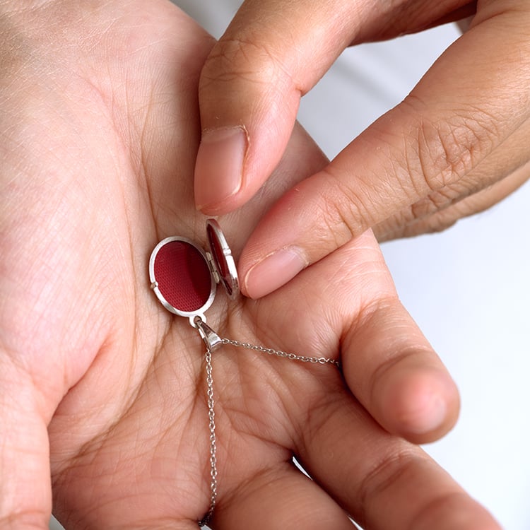 Oválný otevírací medailon ze stříbra 129369