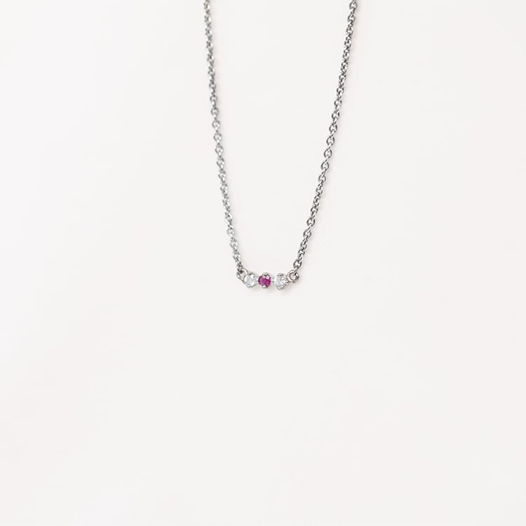 Stříbrný náhrdelník s měsíčním kamenem, rubínem a bílým topazem Kiah 131023