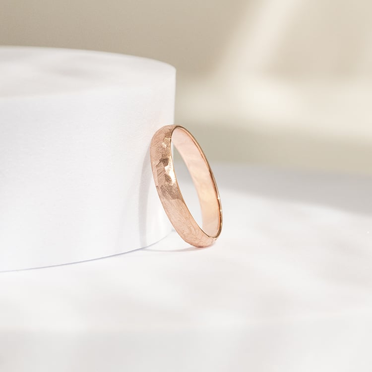 Matný tepaný pánský prsten z růžového zlata Zvezda 141770