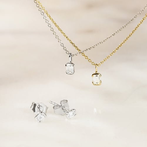 Minimalistické stříbrné peckové náušnice s emerald lab-grown diamantem Agata