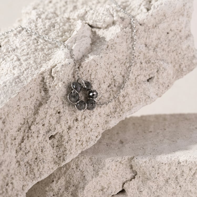 Zlatý náhrdelník ve tvary kytky se salt and pepper diamanty Efan 101052