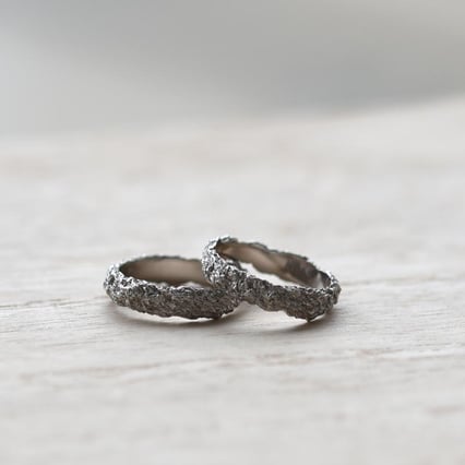 Platinové snubní prsteny s nerovným povrchem Zoenna