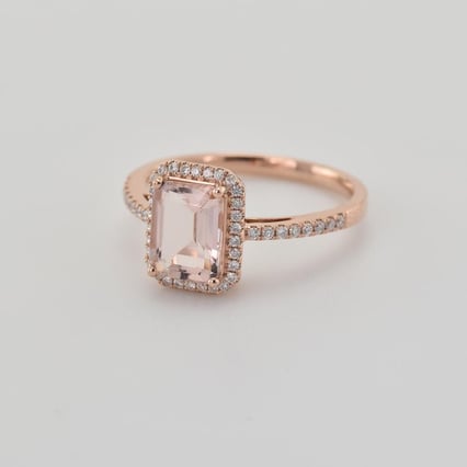 Zlatý zásnubní prsten s morganitem a diamanty Winki