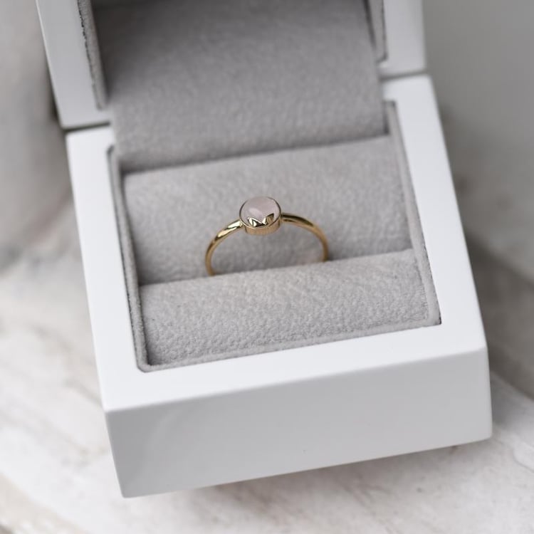 Prsten s cabochon růženínem ze žlutého zlata 47836