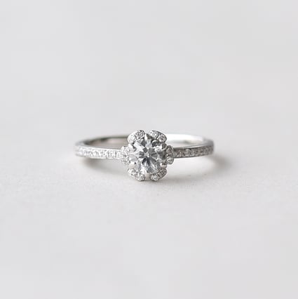 Zásnubní prsten s lab-grown diamanty ve tvaru květiny Katalin