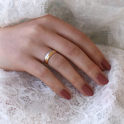 Půlkulaté snubní prsteny z kombinovaného zlata Amann