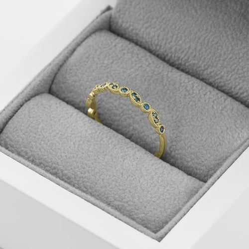 Modré diamanty ve zlatém eternity prstenu Sango