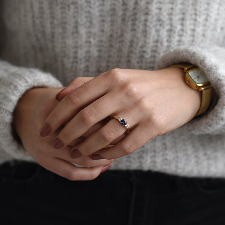 Zlatý zásnubní prsten se safírem a diamanty 58133