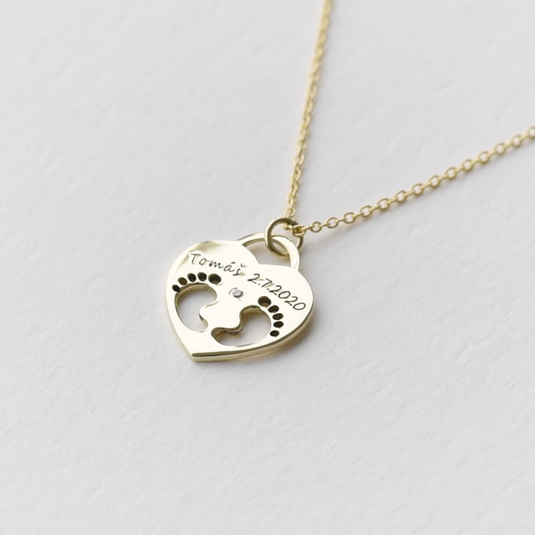 Stříbrný přívěsek dětské nožičky s diamantem a gravírem Olivia 103381