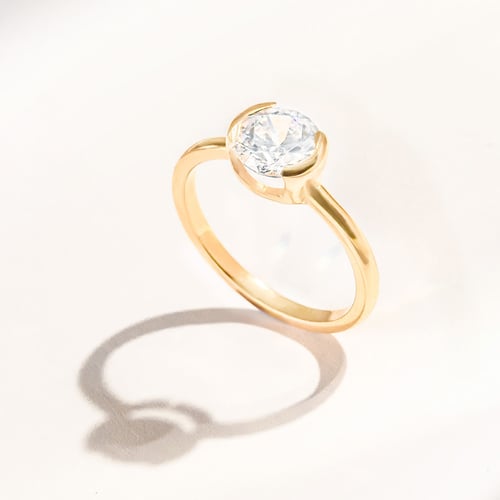 Zásnubní prsten s half-bezel lab-grown diamantem Agrippa