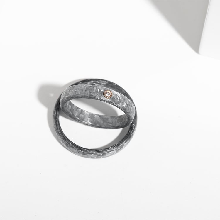 Mírně zaoblený snubní prsten z karbonu s diamantem Petrus 143093