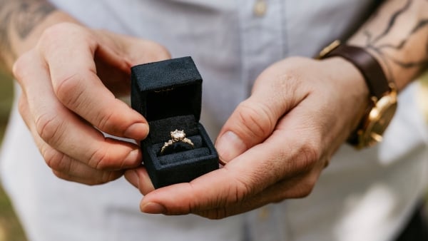 Kolik utratit za zásnubní prsten