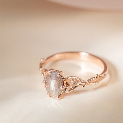 Prsten se salt and pepper diamantem a ručně rytými lístky Dakota