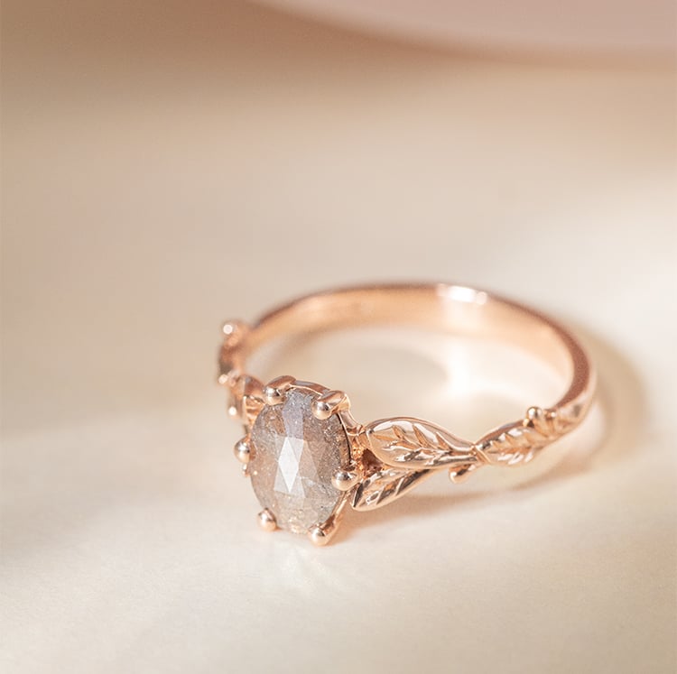 Prsten se salt and pepper diamantem a ručně rytými lístky Dakota 120284