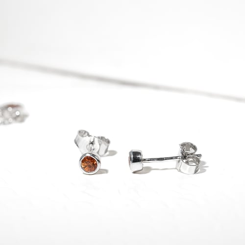 Stříbrné bezel náušnice s padparadscha safíry Tofine