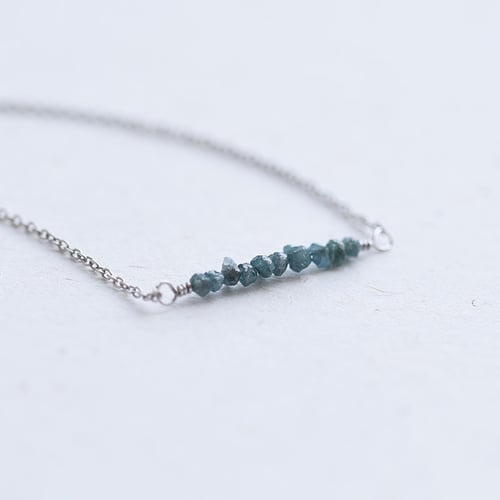 Zlatý choker s nebroušenými modrými diamanty Inaku