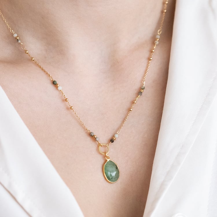 Pozlacený náhrdelník se smaragdovými korálky a přívěskem Atiana 115672