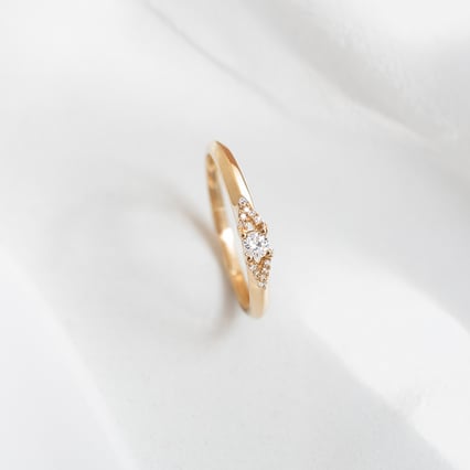 Stříbrný prsten s postranními lab-grown diamanty Redely