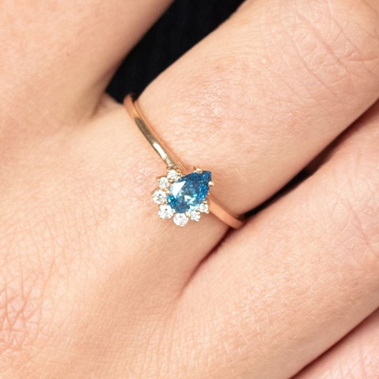 Zásnubní prsten s certifikovaným fancy blue lab-grown diamantem Pallavi 163841