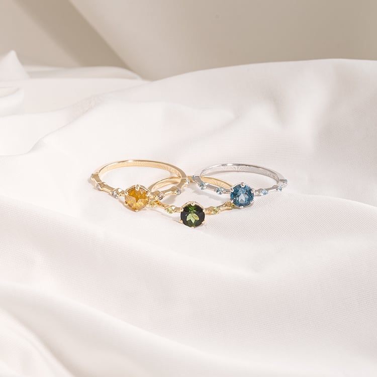 Prsten se zeleným turmalínem a postranními olivíny Imelda 120270