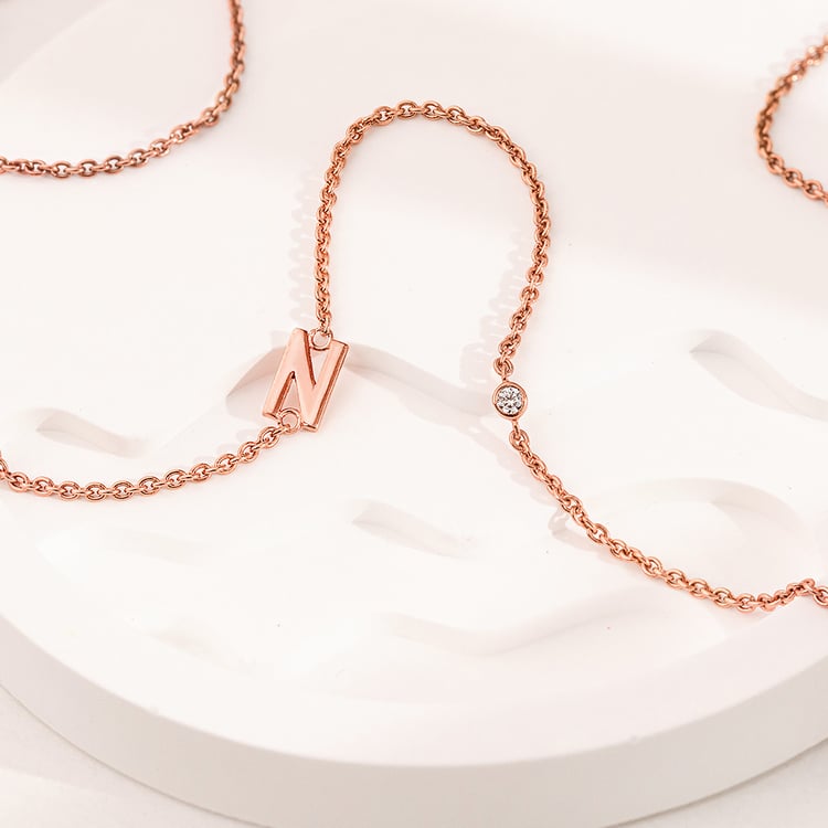 Stříbrný náhrdelník s písmenkem podle vaší volby a lab-grown diamantem Lupe 156749